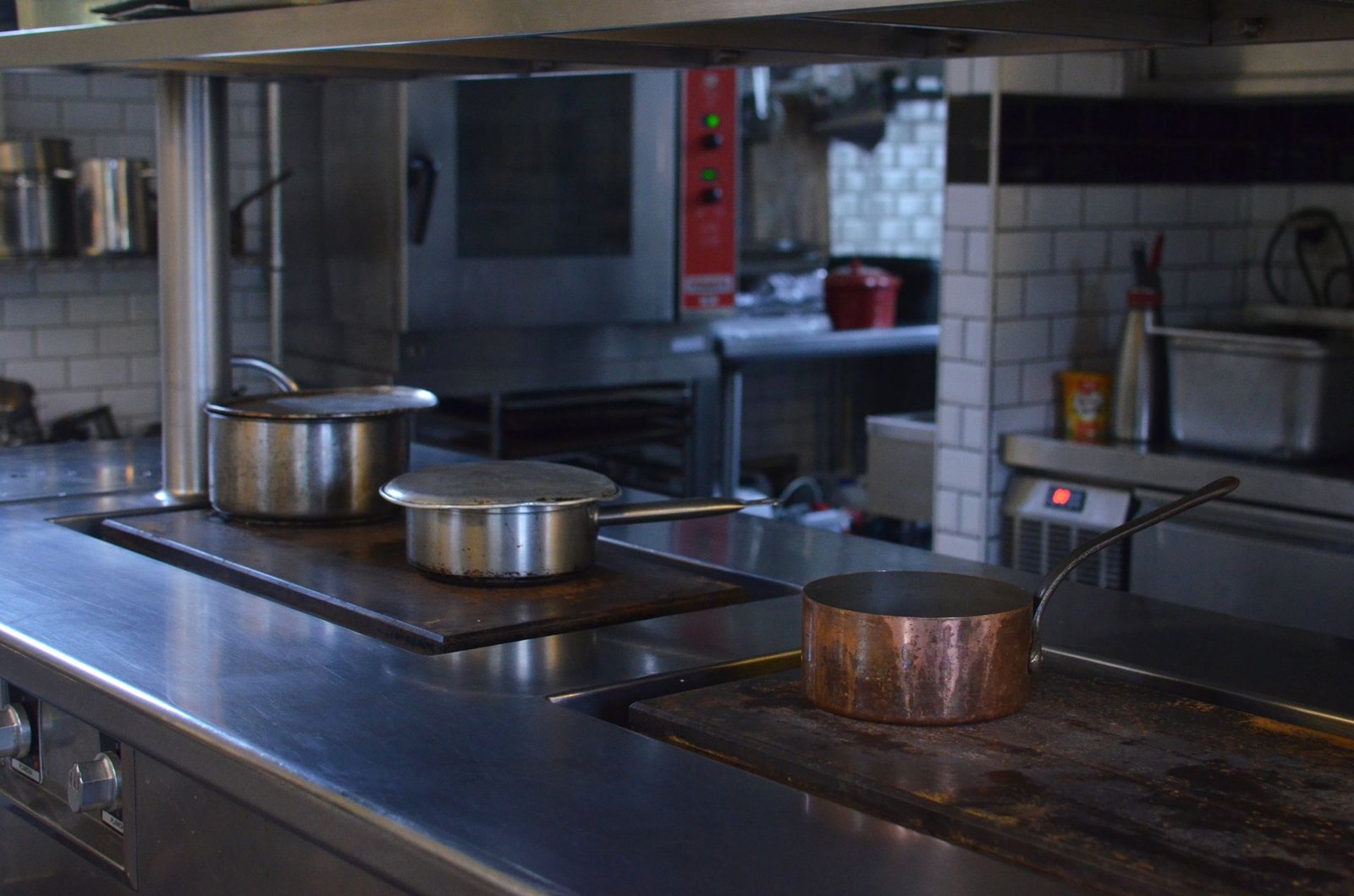 Cocina profesional de restaurante con ollas de acero inoxidable, escenario de uno de los casos de uso de IA en empresas