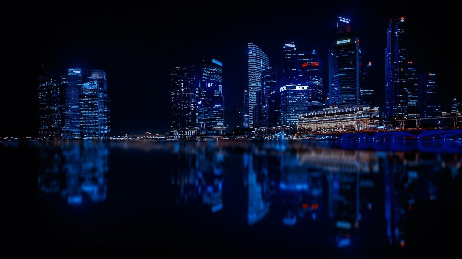 Ciudad iluminada de noche, como las webs que aspiran a aparecer en las respuestas de la IA de Google